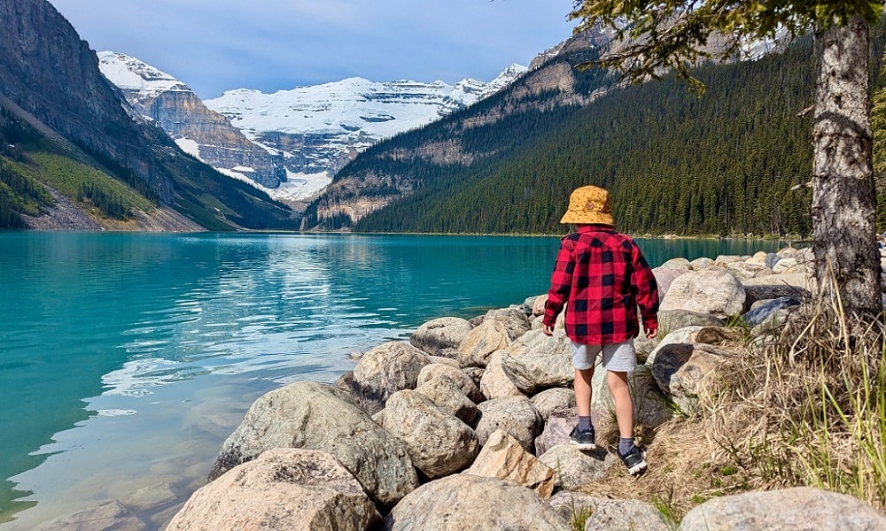 Niño jugando en el Parque Nacional de Banff, Canadá