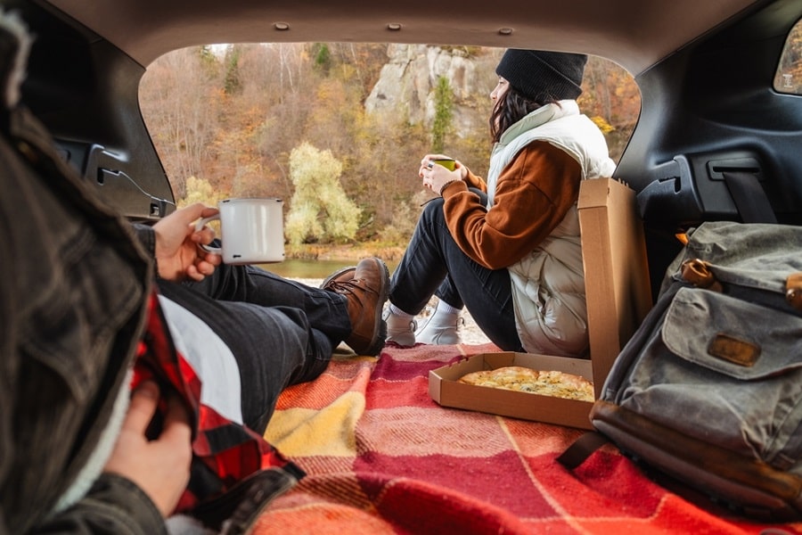 Pareja conduciendo por Canadá