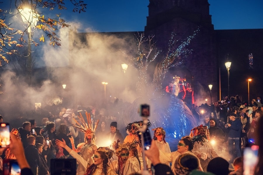 Desfile de Halloween en el Puente Salmon Weir, Galway, Irlanda