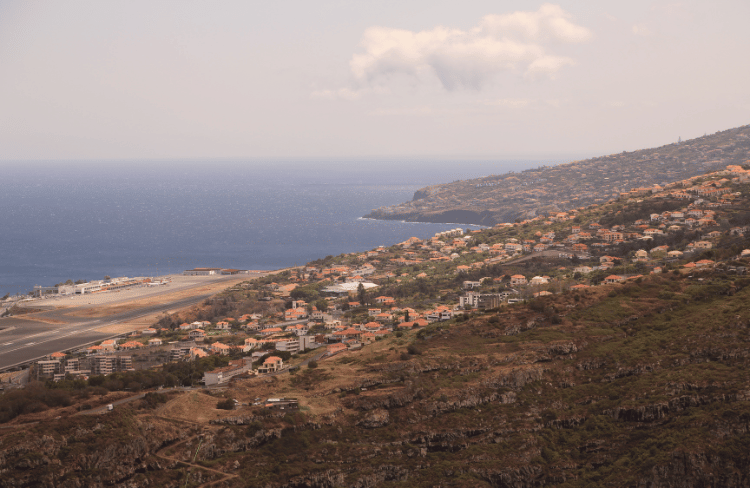 Vista aérea del aeropuerto de Madeira