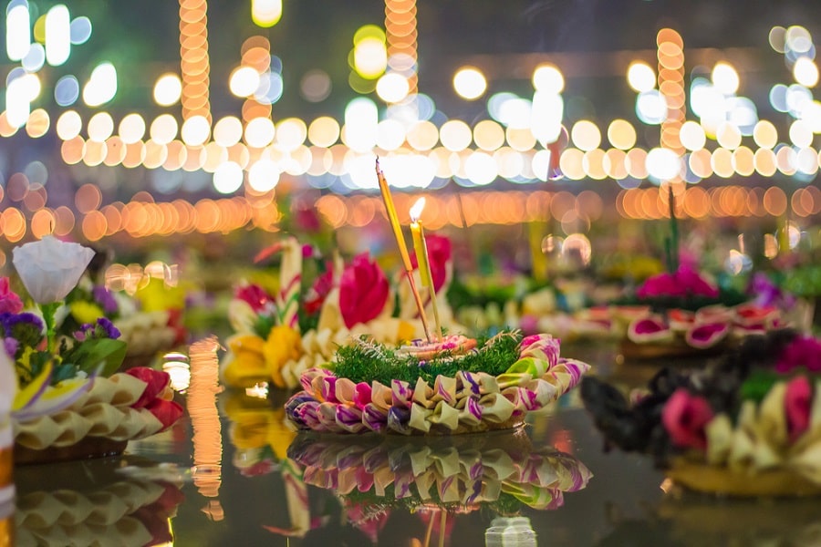 Balsas o kratongs en el río durante el festival Loy Kratong