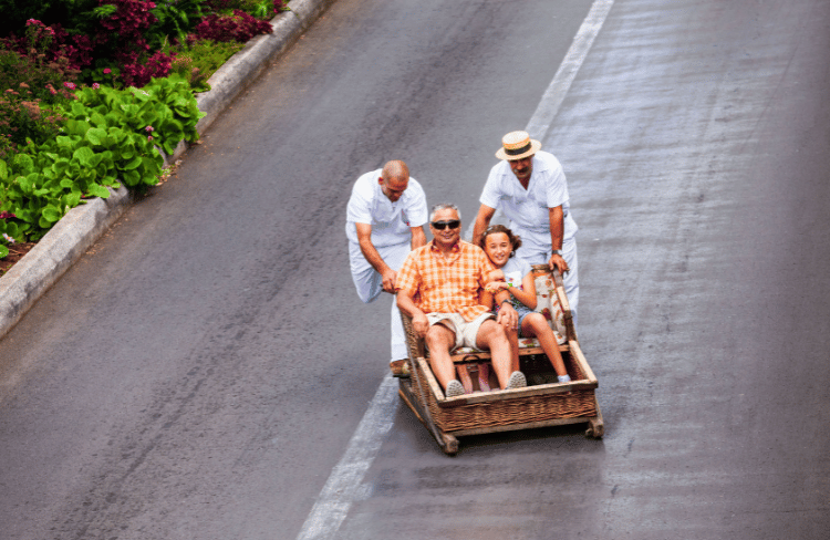 Carros descendiendo por Funchal