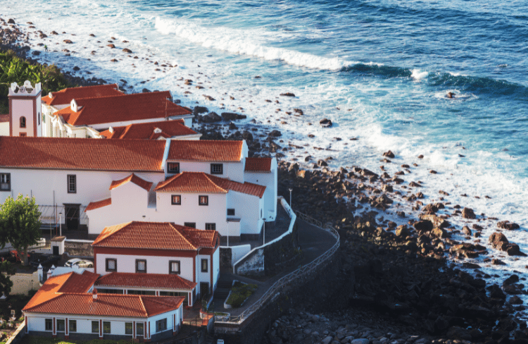 pueblo de costa en la isla de Madeira