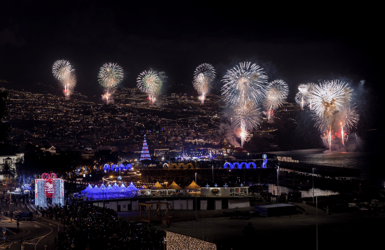 Fuegos artificiales en Madeira para celebrar fin de año