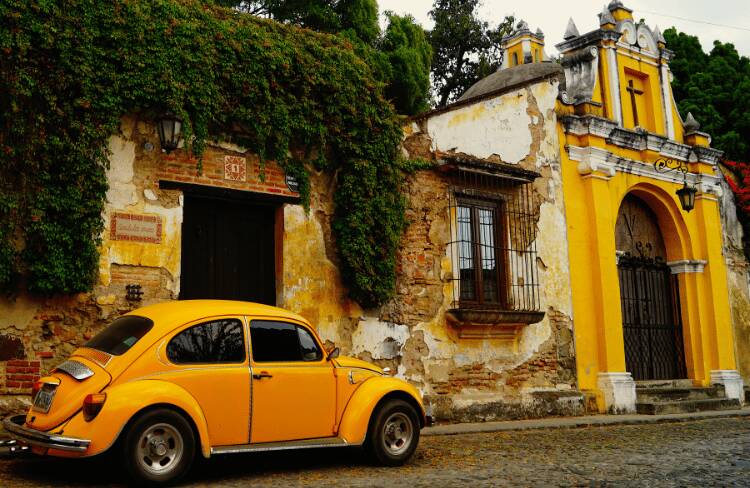 coche en la calle en Guatemala