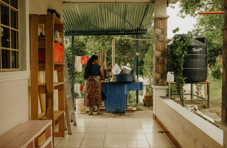 Mujer en su casa, guatemala