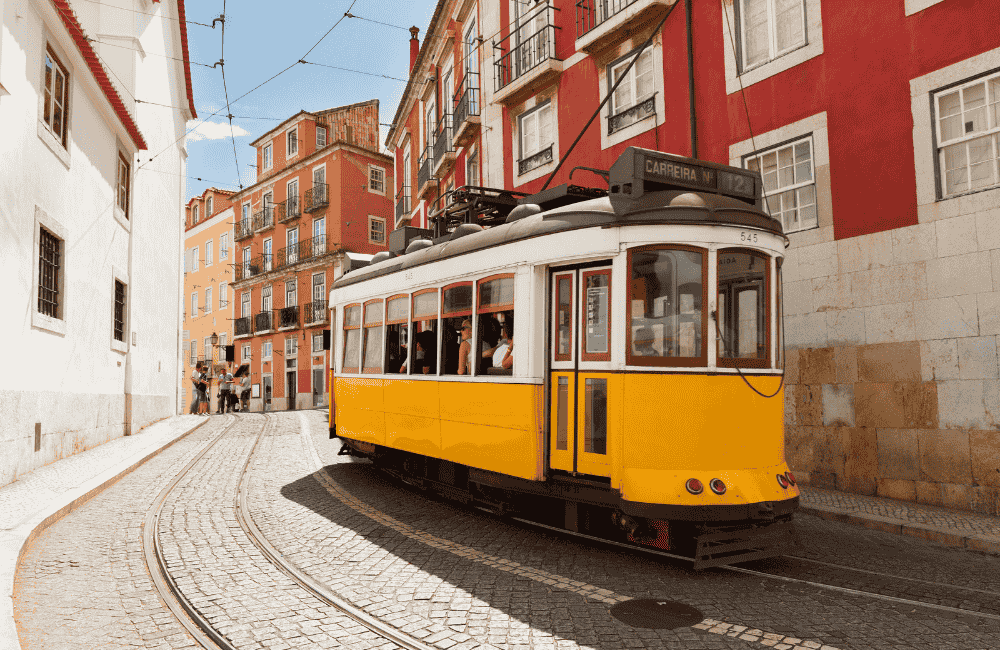 Tranvía línea 12 circulando en Lisboa