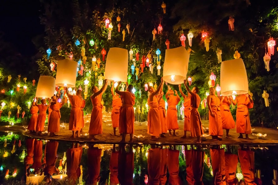 Monjes en Chiang Mai durante el festival Yi Peng