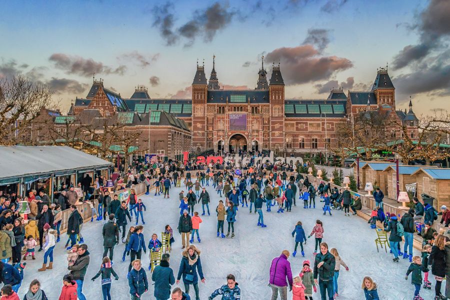 Patinaje sobre hielo en Ámsterdam en diciembre