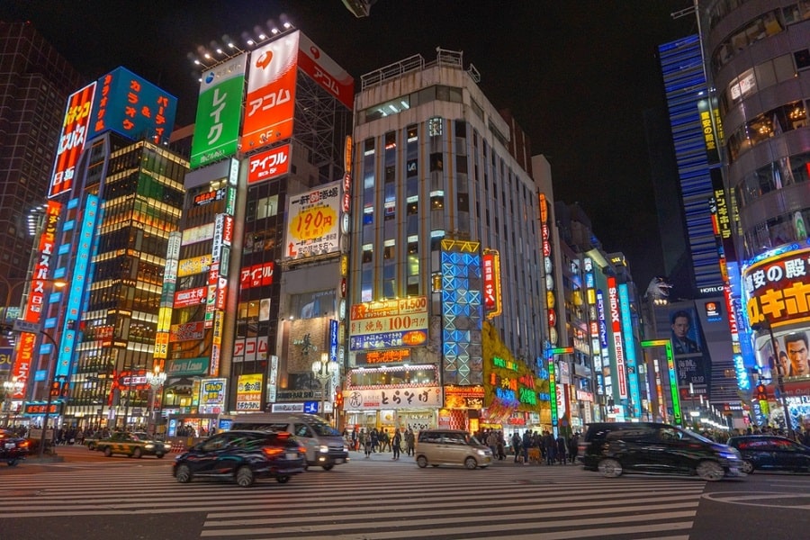 Barrio de  Shinjuku iluminado por carteles neones de noche