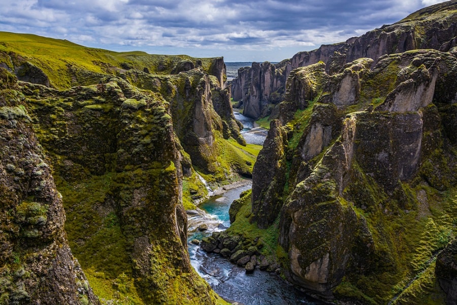 Cañón Fjaðrárgljúfur en el sur de Islandia