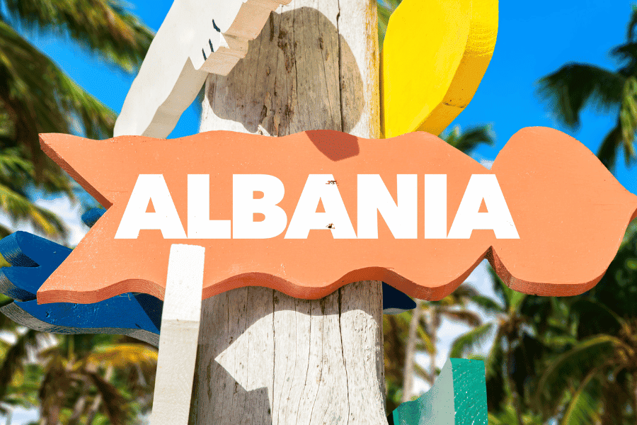 cartel de albania en una de sus playas