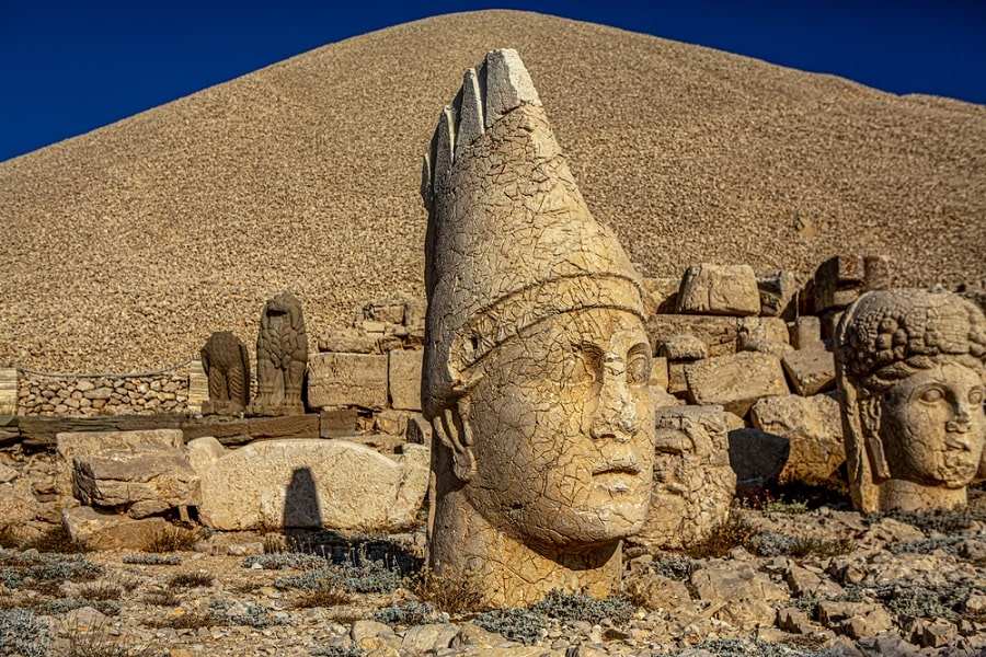 Estatuas en la montaña Nemrut en Turquía.