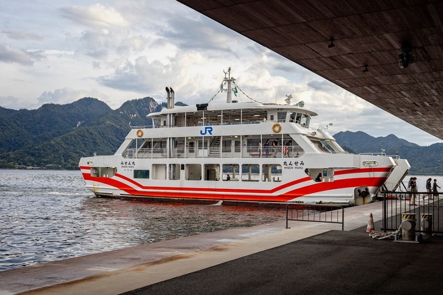 Ferry con ruta hacia la isla de Miyajima en Japón