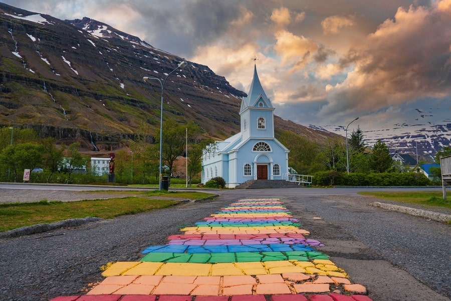 Pueblo de Seyðisfjörður en Islandia