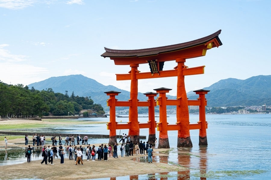 Puerta de Torii en el santuario sintoísta Itsukushima