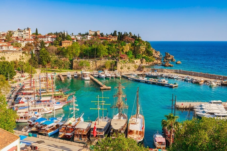 Puerto en el casco antiguo de Antalya Kaleici, Turquía.