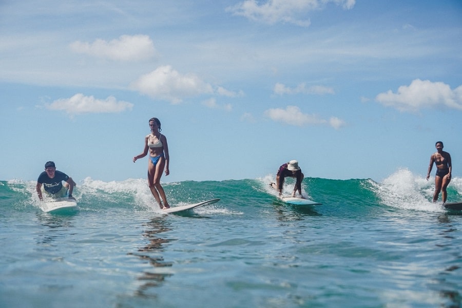 Viajeros practicando surf en Guanacaste