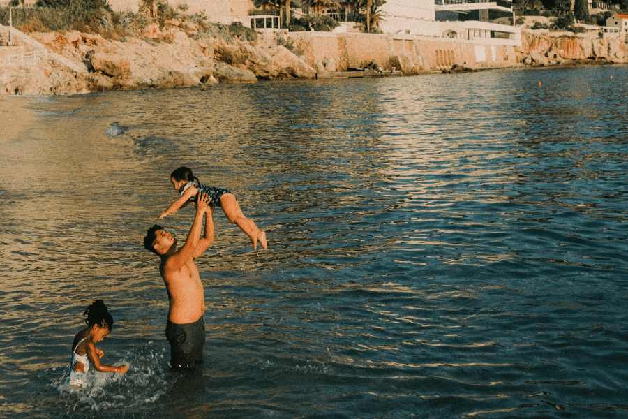 viaje en familia a albania, familia en la playa