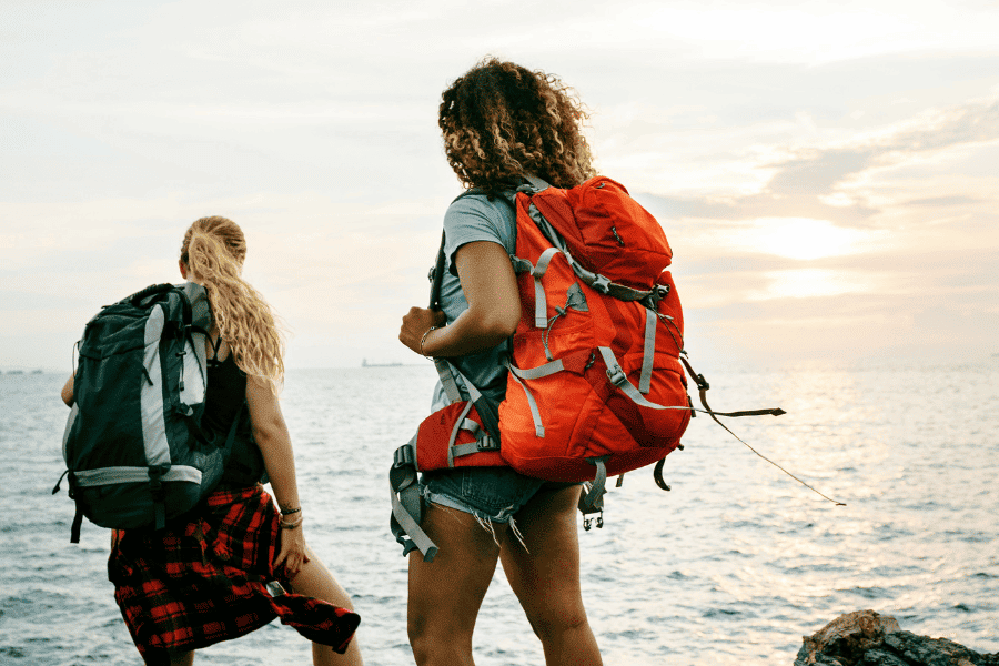 viaje de mochilero en la playa de albania