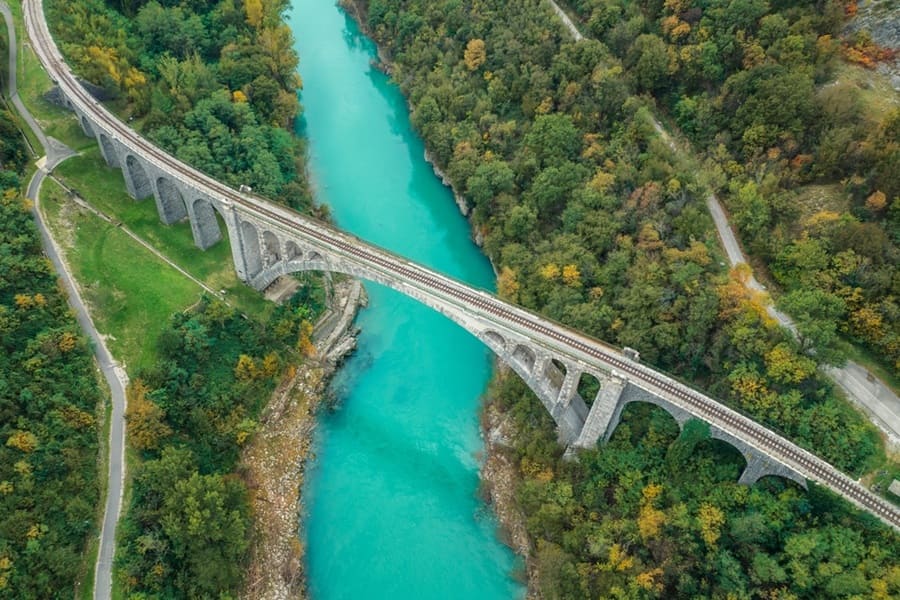 Puente de Solkan, el puente ferroviario de arco de piedra más largo del mundo sobre el río Soca, cerca de Nova Gorica, en el oeste de Eslovenia.