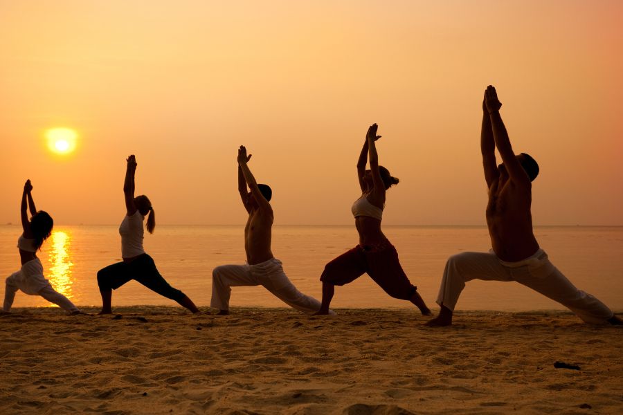 yoga en la playa de koh phangan