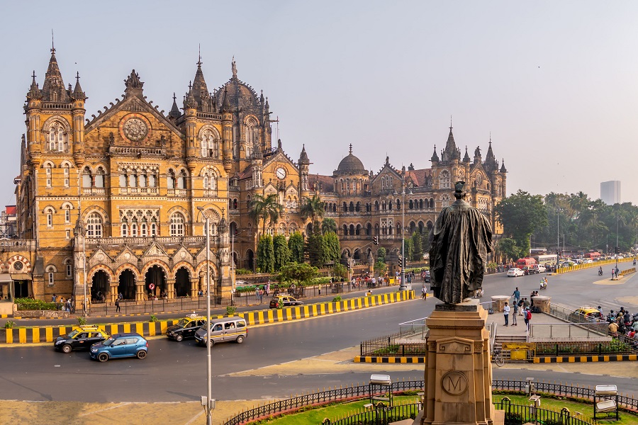 Estatua de Pherozeshah Mehta en la ciudad India de Mumbai 