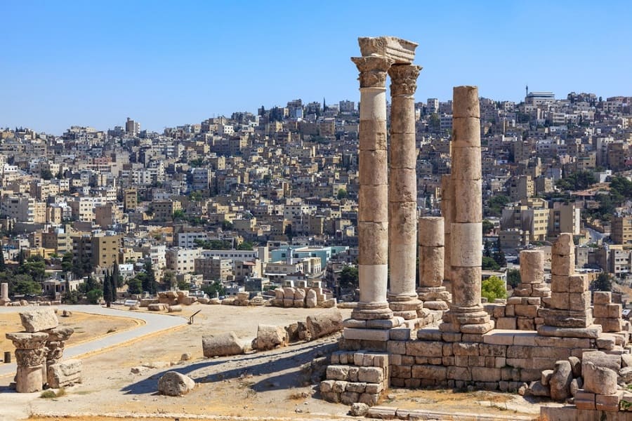 Templo de Hércules y paisaje urbano de Amán en la ciudadela de Amán, Jordania. 