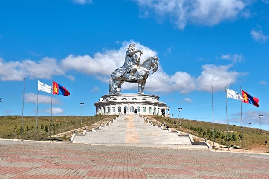 Estatua ecuestre de Gengis Kan en Ulan Bator, Mongolia