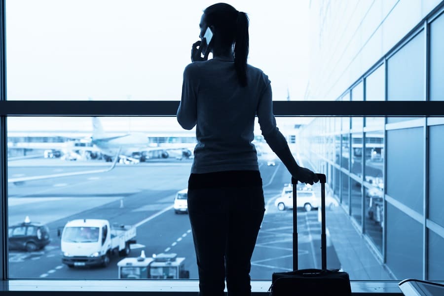 Mujer en el aeropuerto esperando para embarcar