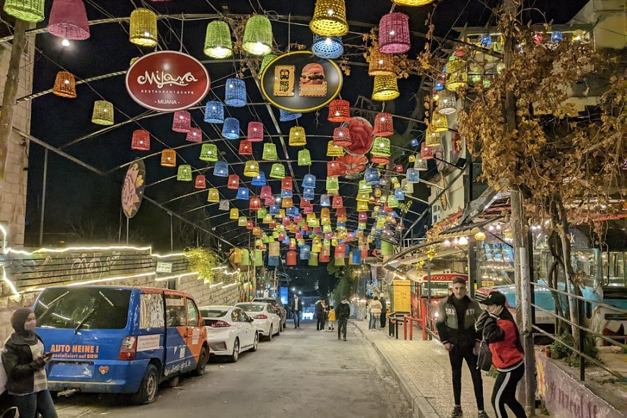 Calle comercial Rainbow Street en Ammán, Jordania. 