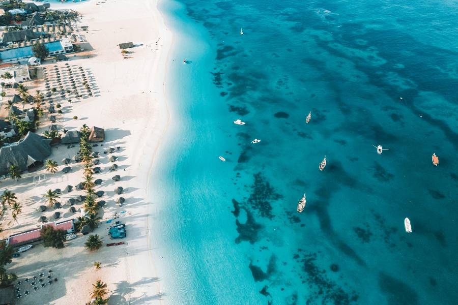 Playa tropical en Zanzíbar, Tanzania
