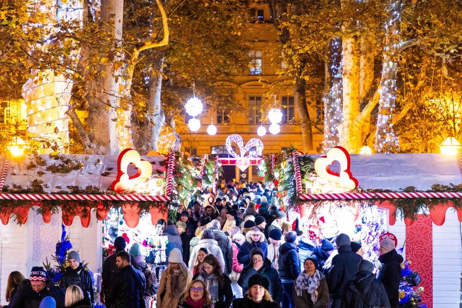 Mercadillo navideño de europa en Zagreb, Croacia