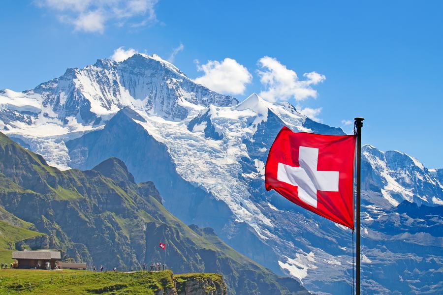 Bandera de Suiza en los Alpes