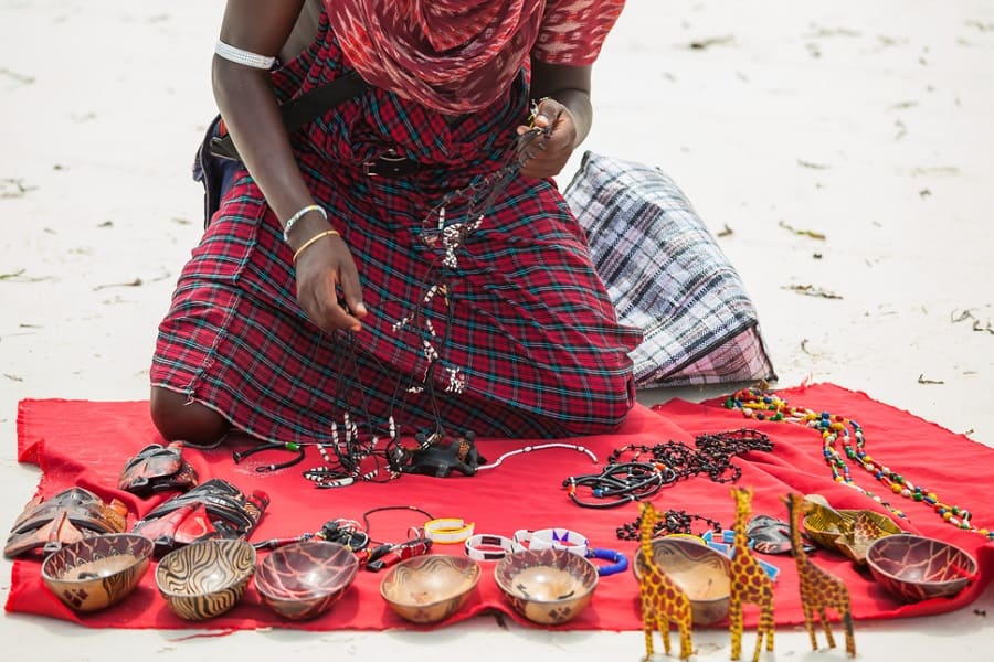 Venta de artesanía maasai