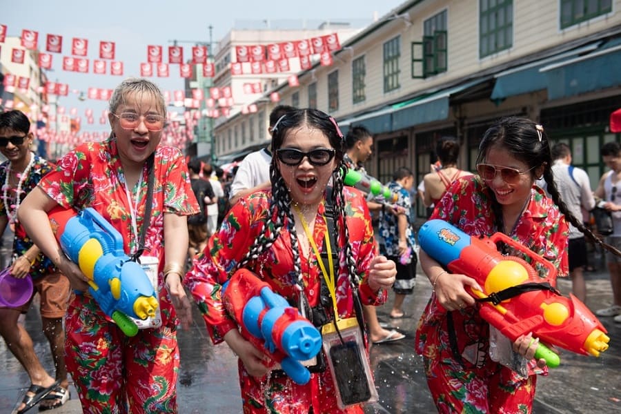 Celebración del Songkran en la calle KhaoSan del distrito PhraNakhon, Bangkok, Tailandia.