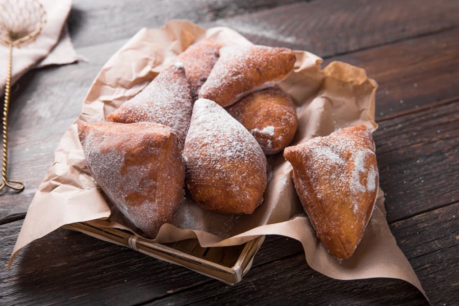 El mandazi es un tipo de pan frito dulce que se puede encontrar en las calles de Nairobi