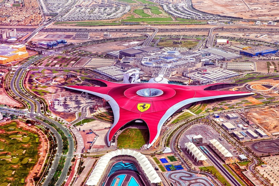 ta aérea del parque Ferrari World en Abu Dhabi