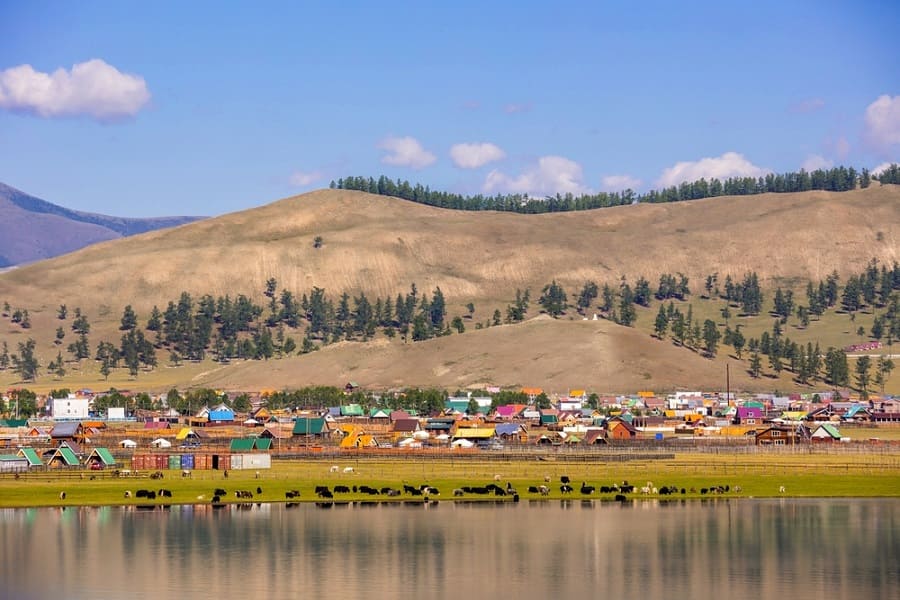 Vista de Khatgal, un pueblo de Mongolia situado a orillas del lago Khövsgöl