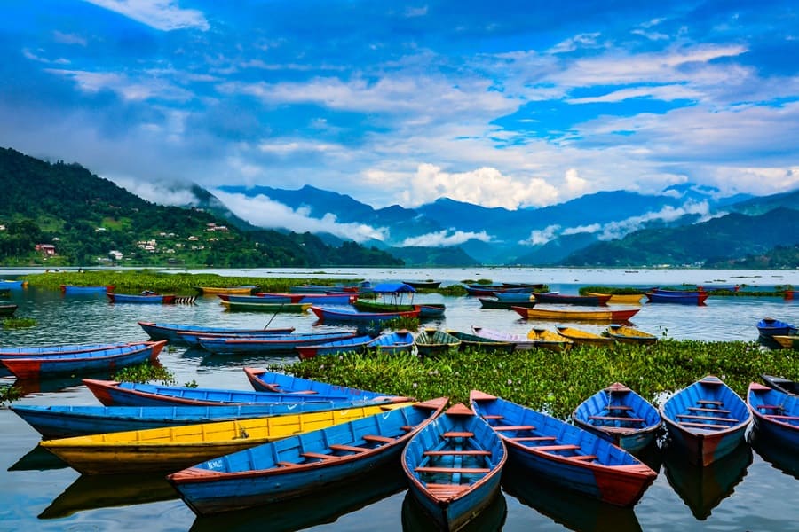 Lago Phewa en Pokhara, Nepal