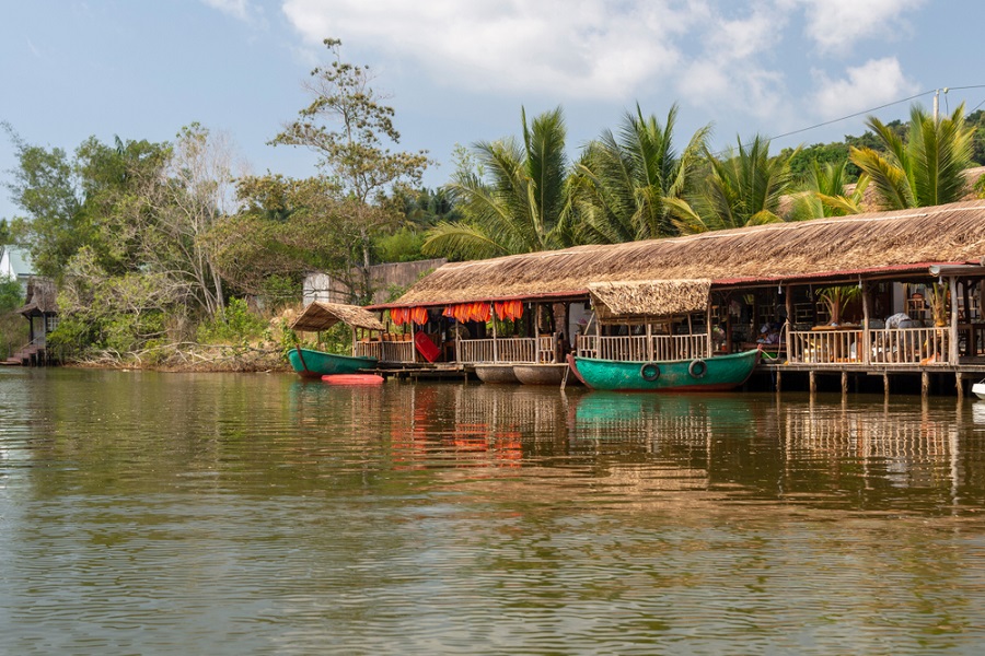 Casa en la orilla del río Cua Can, isla de Phu Quoc, Vietnam.