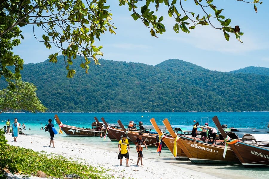 Excursión en barca tradicional a la isla de Koh Adang en Tailandia