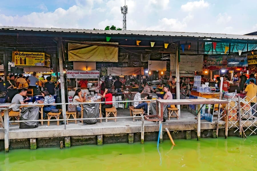 Mercado flotante de Taling Chan en Bangkok, Tailandia