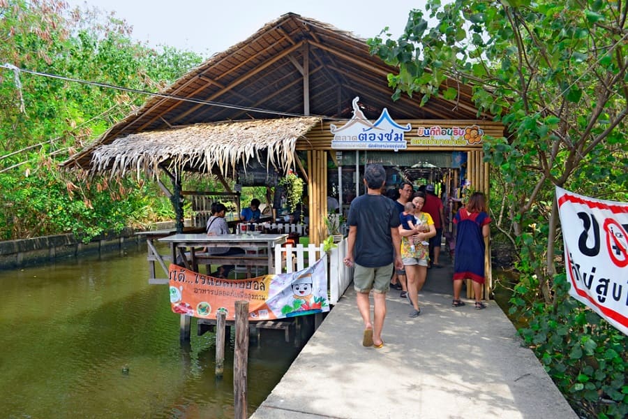 Entrada al mercado flotante de Bang Nam Phueng en la isla de Bang Kachao en Tailandia