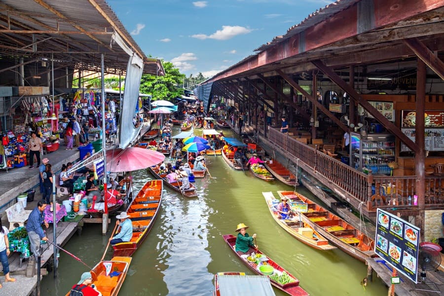Mercado flotante de Damnoen Saduak en Tailandia