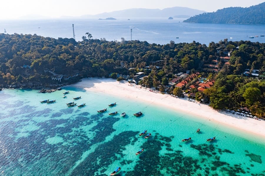 Vista aérea de la playa de Pattaya en Koh Lipe, Satun, Tailandia