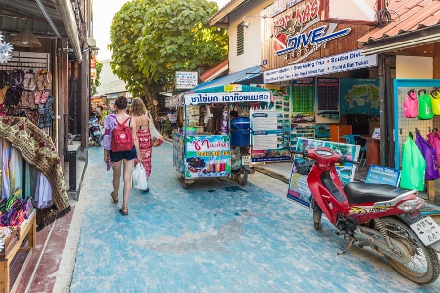 Calle Walking Street en la isla de Koh Lipe en Tailandia