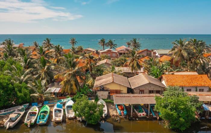 Vista área de casas y barcas en la orilla de Negombo.