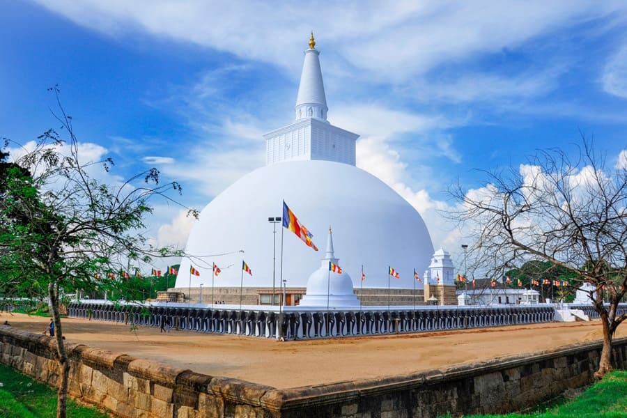Stupa Ruwanweli Maha Seya en Anuradhapura, Sri Lanka.
