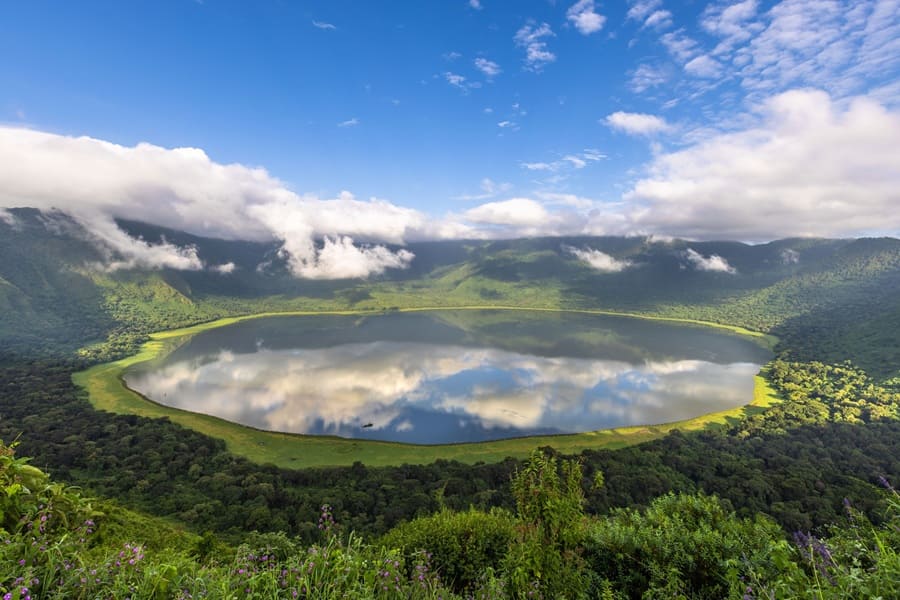 Lago del cráter Empakai en el área de conservación de Ngorongoro, Tanzania.